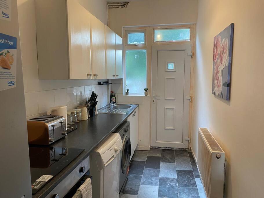 Gorton House - Comfortable House Near City Centre - Housity