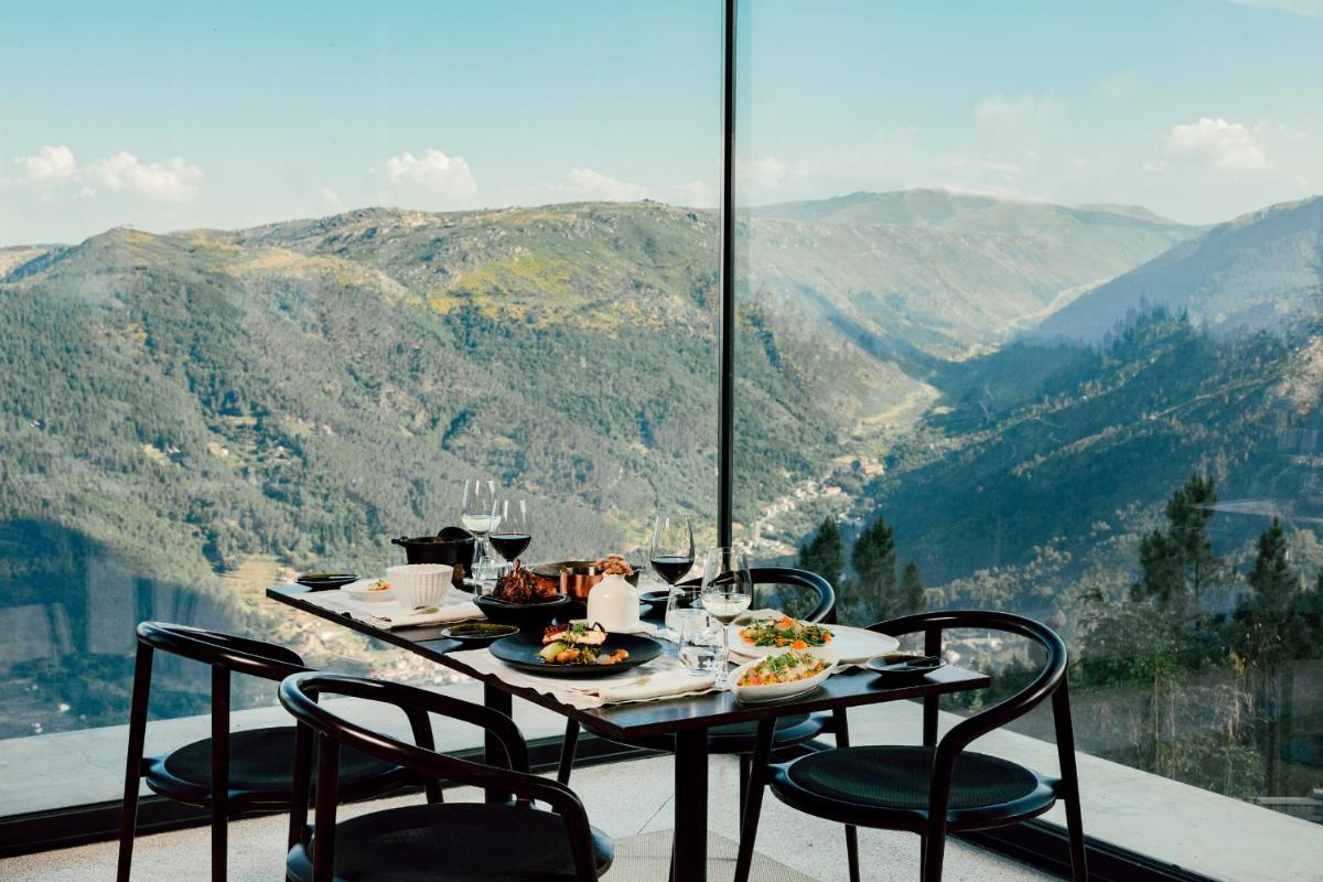 Uma vista geral da montanha ou uma vista da montanha a partir do hotel