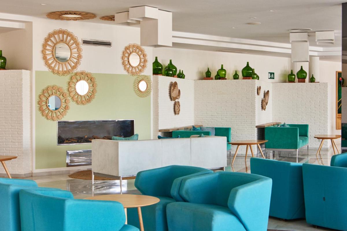 Zona de estar de Iberostar Waves Royal Andalus