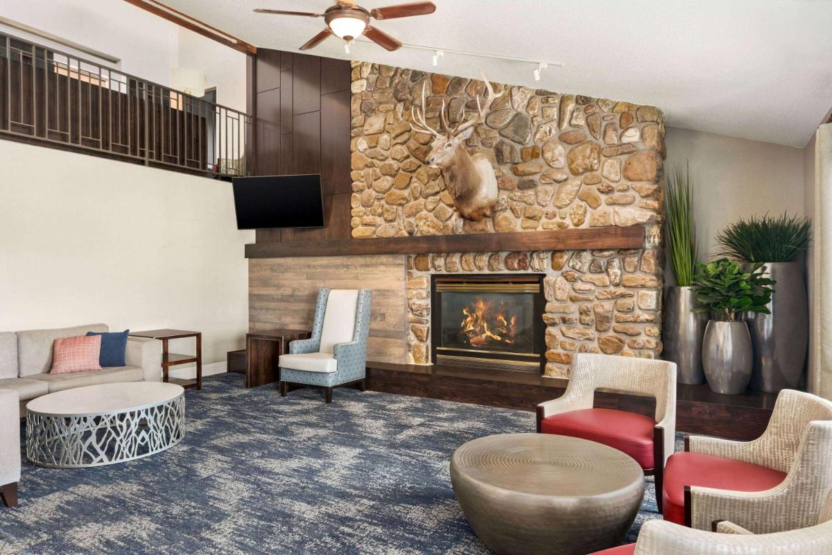 AmericInn by Wyndham Rapid City - Housity