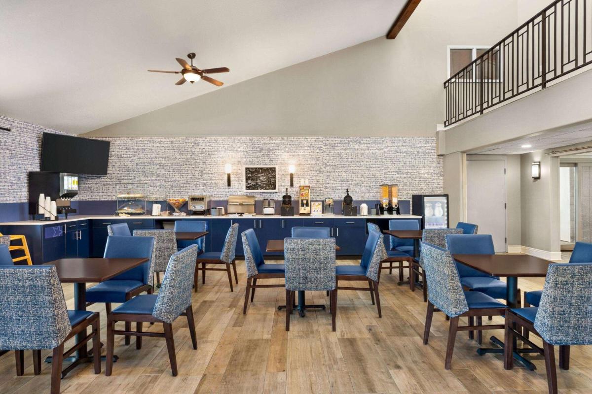 AmericInn by Wyndham Rapid City - Housity