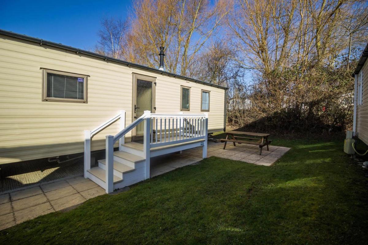Great caravan at Hopton Haven, perfect for seaside breaks in Norfolk ref 80020T - Housity