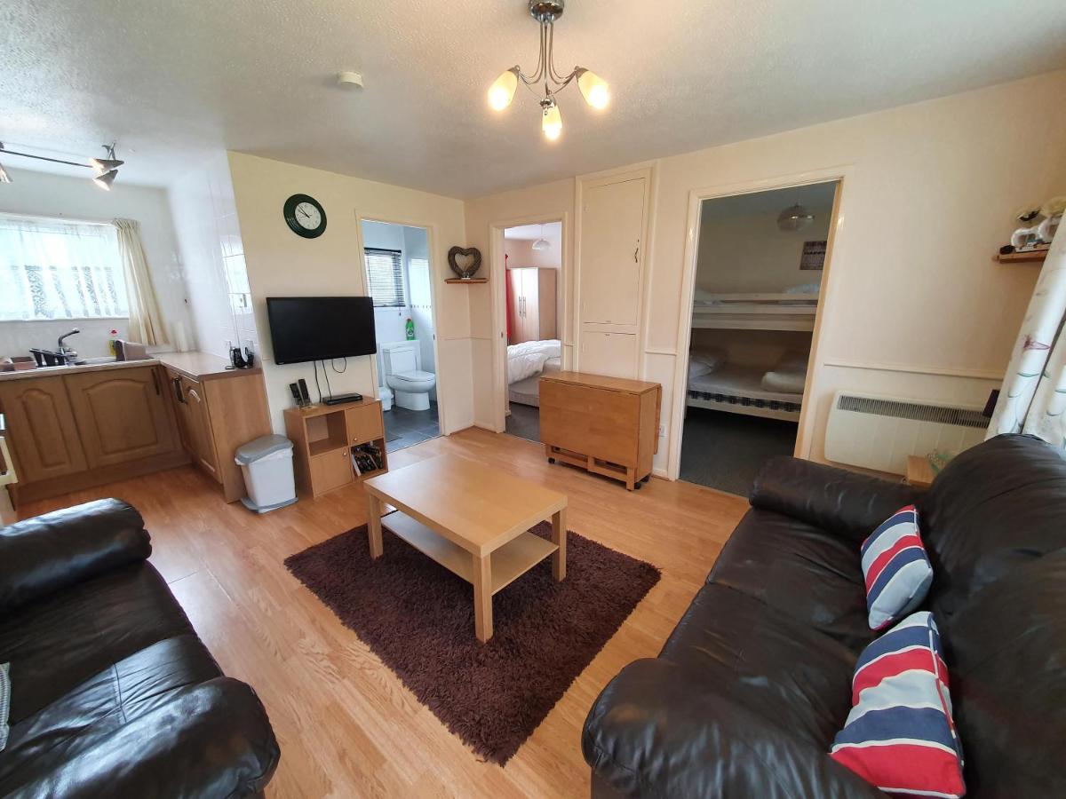 Lovely 5 Berth Chalet In Hemsby Nearby Great Yarmouth Ref 73034C - Housity