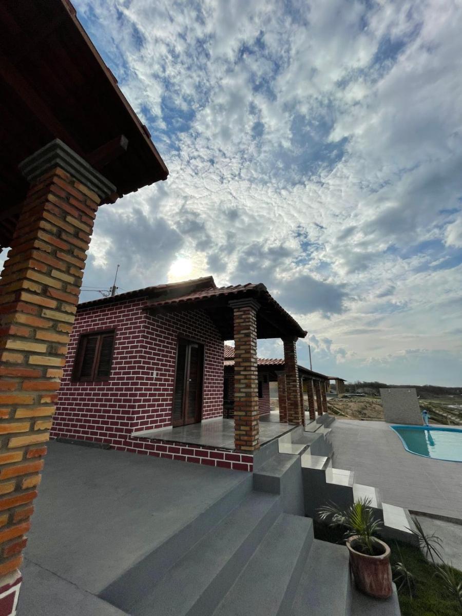 Chalés super confortáveis com piscina e deck - Housity