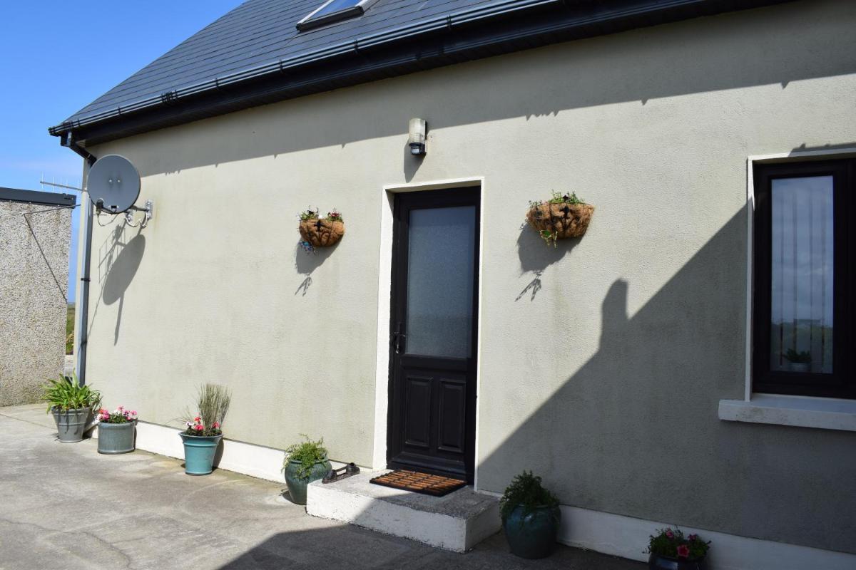 Suitetrails - Cosy two bedroom cottage on the Mullet Peninsula