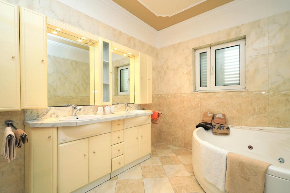 Family friendly seaside apartments Brodarica, Sibenik - 15270 - Housity
