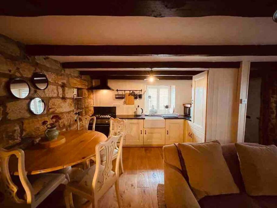 Cosy 400yr old Cottage, Flowergate, Whitby, Sleeps 6 - Housity