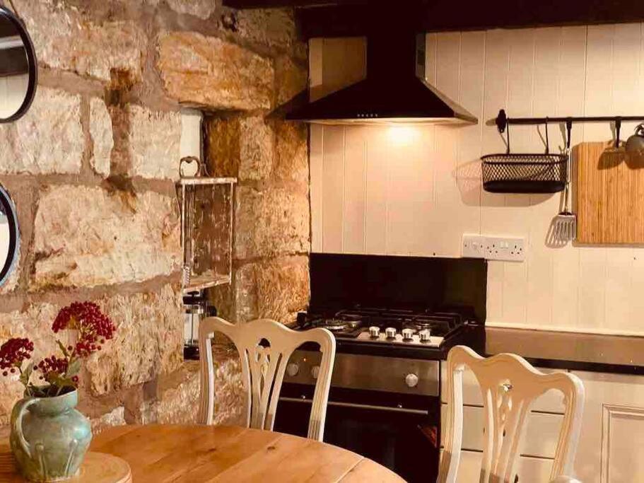 Cosy 400yr old Cottage, Flowergate, Whitby, Sleeps 6 - Housity