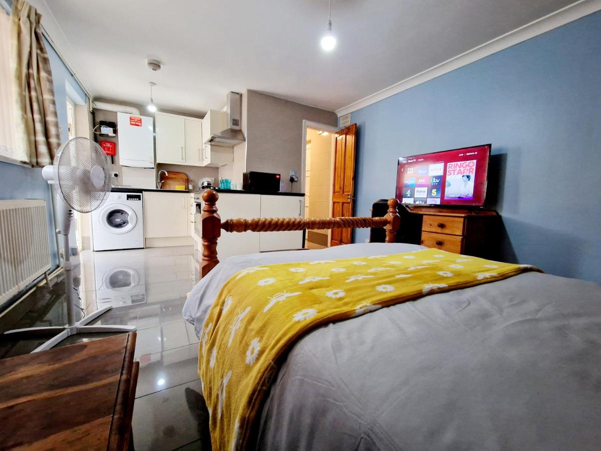 Studio next to Slough Station Tesco - Housity