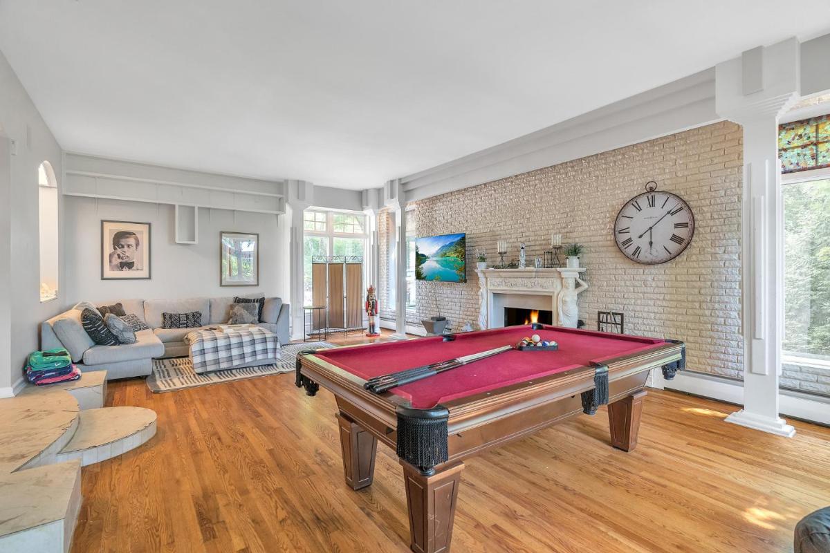 Autumn Castle Retreat with Multiple Balconies and Golf Course Overlook - Housity