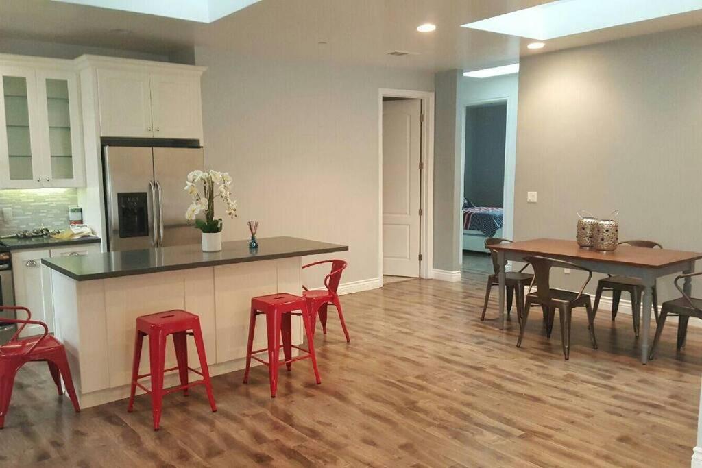 Lake Balboa Modern Glam Charmer - Housity