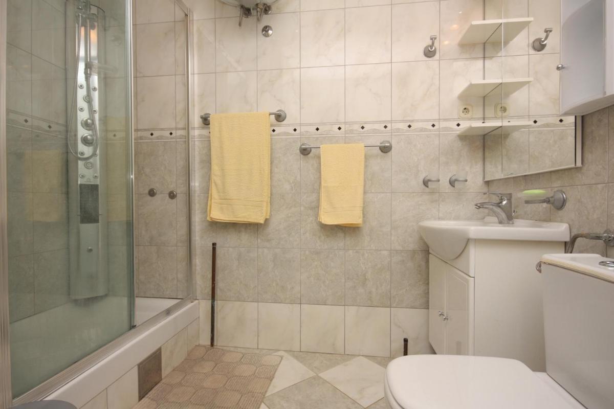 Apartments by the sea Sucuraj, Hvar - 5680 - Housity
