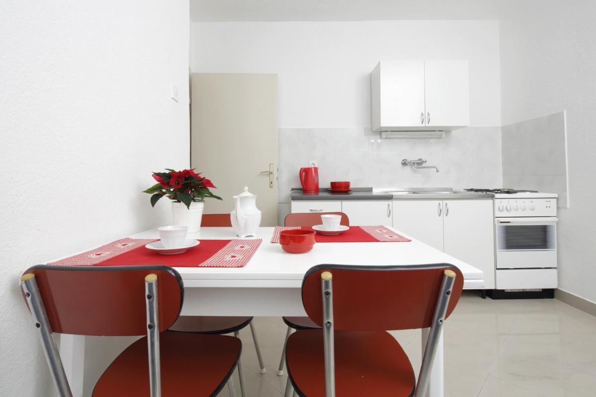Apartments by the sea Podgora, Makarska - 4332 - Housity