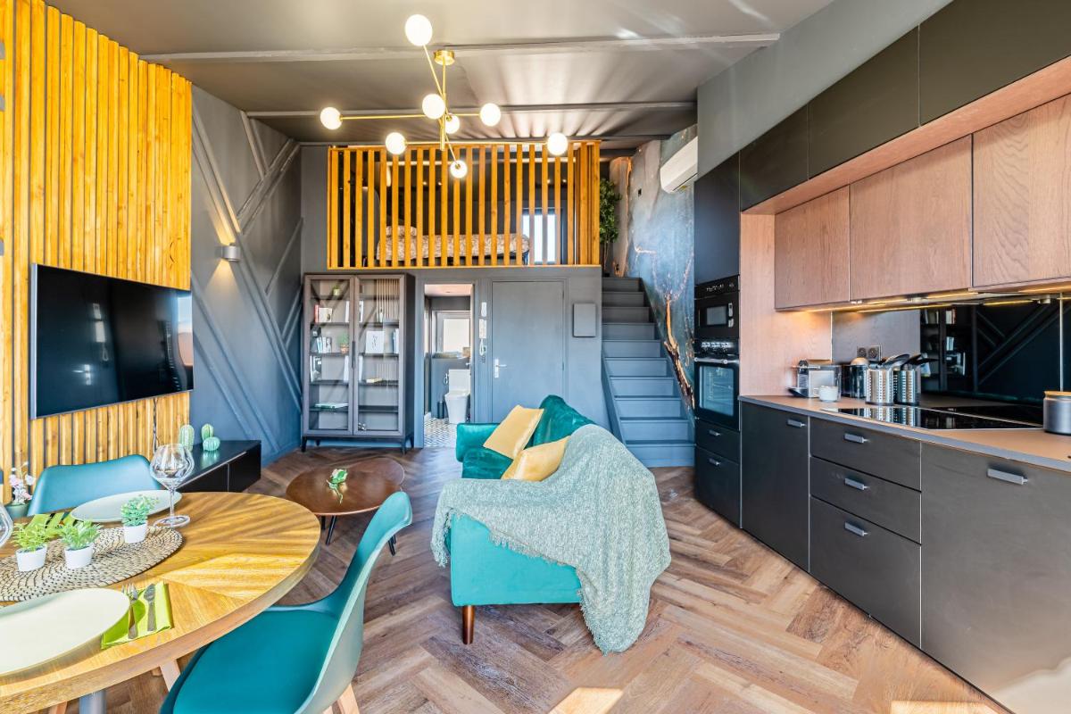 LOFT EN VILLE - Duplex Terrasse coeur historique avec vue dégagée & Parking souterrain Offert - Housity