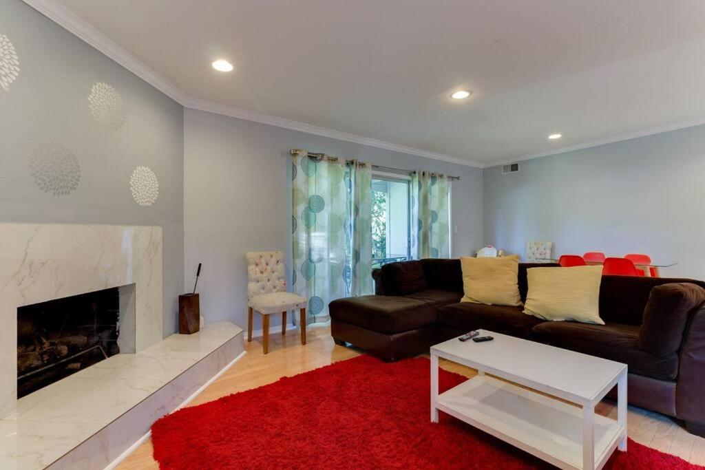 Woodland Hills Charmer - Housity