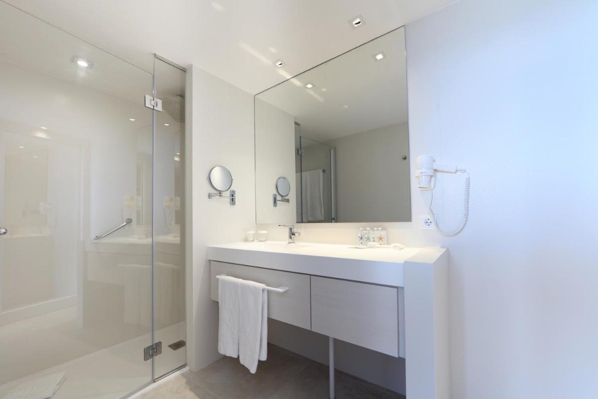 Un baño de Iberostar Selection Santa Eulalia Adults-Only Ibiza