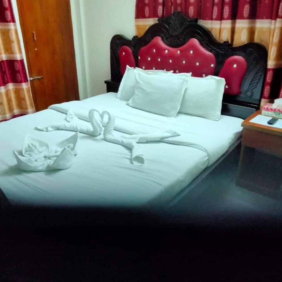 Hotel Crown Plaza Inn - Housity