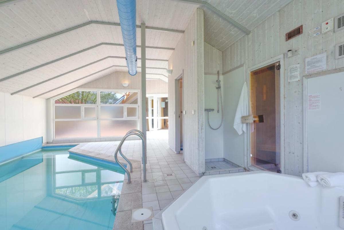 Kranich Ferienhäuser mit Innenpool - Housity