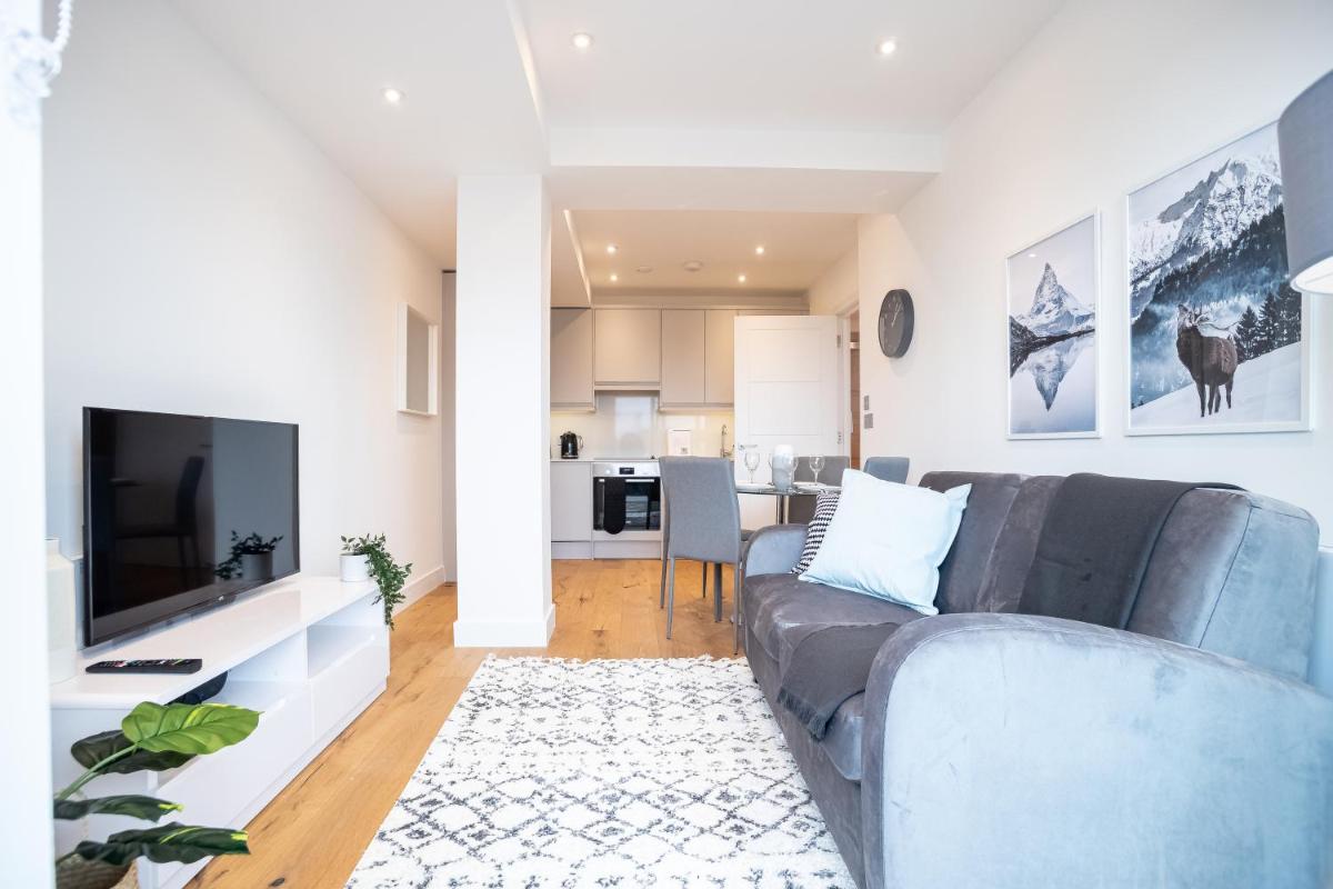 Deluxe & Chic 1 & 2 Bed Apts near Heathrow, Legoland, & Windsor Slough - Housity