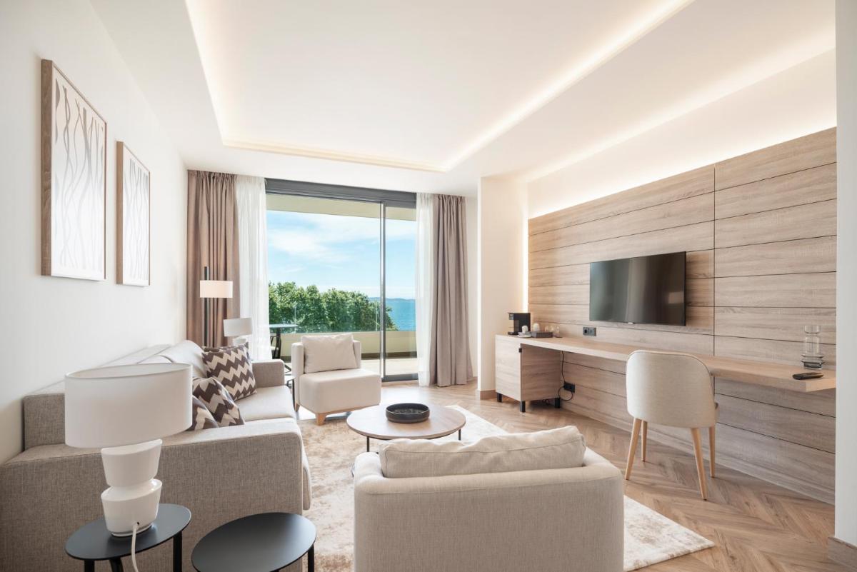 Una sala de estar con un sofá y un televisor. en Attica21 Vigo 4 Superior, en Vigo