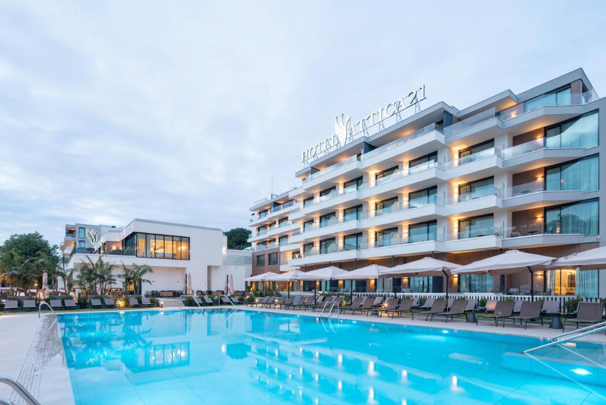 un hotel con piscina frente a un edificio en Attica21 Vigo 4 Superior, en Vigo