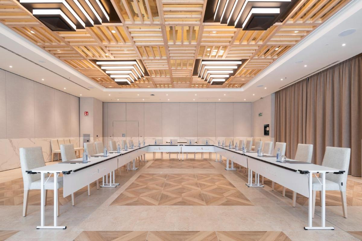 una sala de conferencias con largas mesas y sillas en Attica21 Vigo 4 Superior, en Vigo 66 fotos más