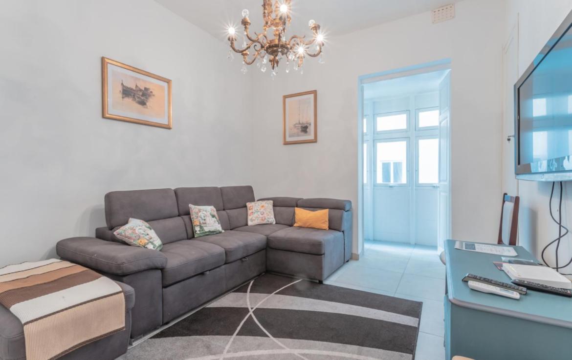 Blue Waves Apartment with Maltese Balcony - Housity