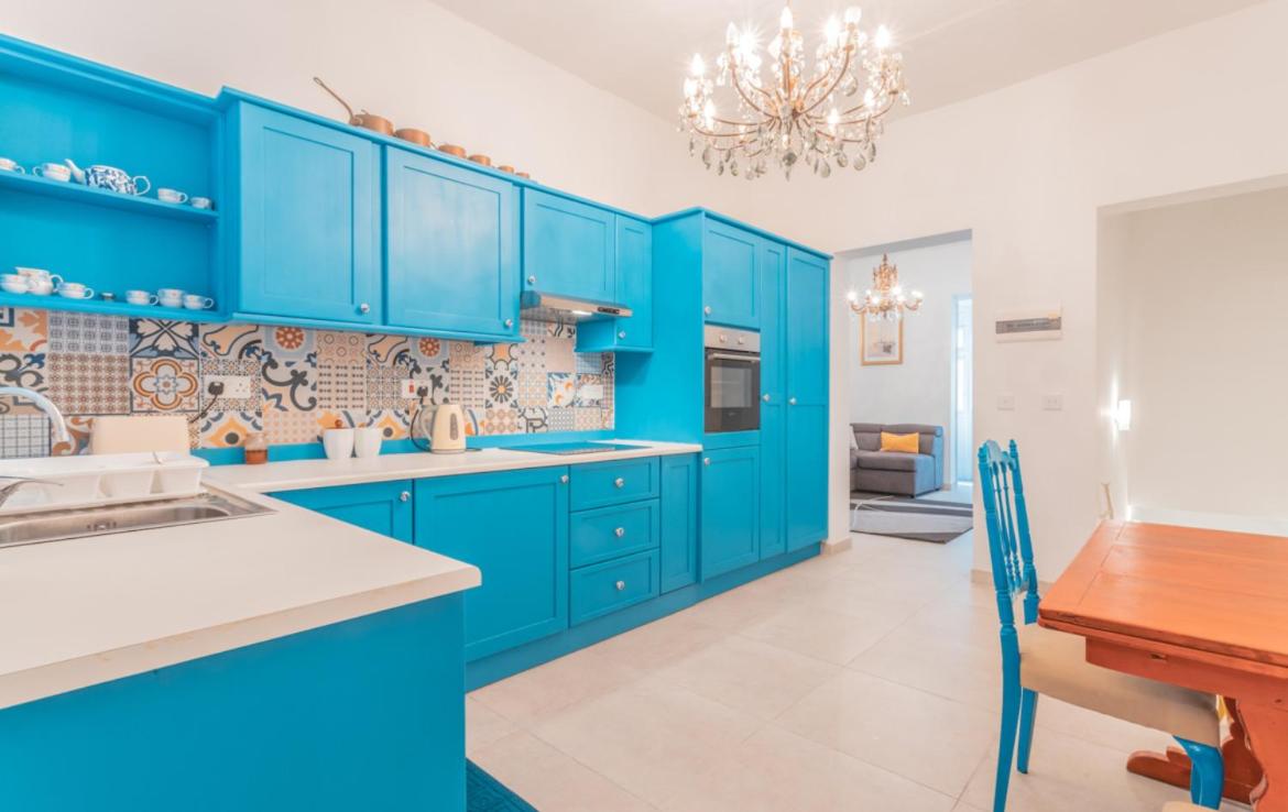 Blue Waves Apartment with Maltese Balcony - Housity