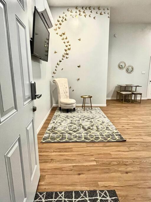 Chic, spacious, cozy Guest House great location! - Housity