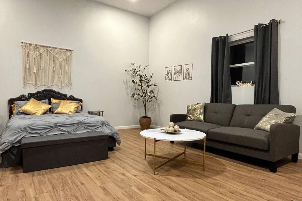 Chic, spacious, cozy Guest House great location! - Housity