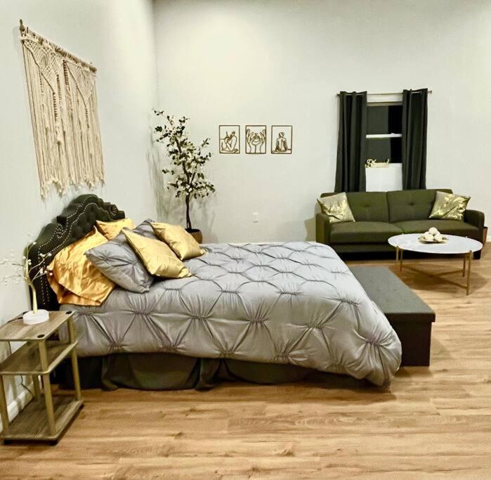 Chic, spacious, cozy Guest House great location! - Housity