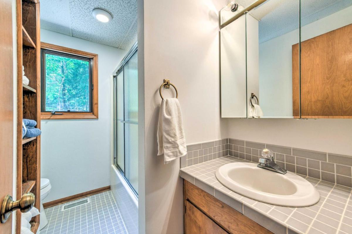 Quaint Lake Norman Home w/ Boat Dock + Grill! - Housity