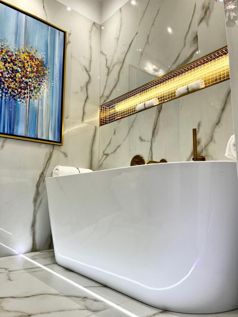 MONDRIAN Luxury Suites & Apartments Market Square I - Housity