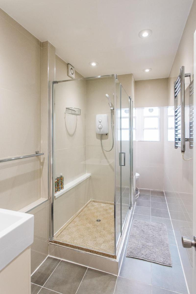 2 Bedroom Apartment right on Trafalgar Square - Housity