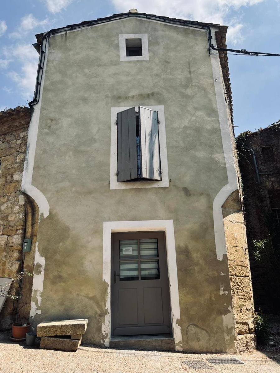 Collias, jolie maison de village typique + parking - Housity