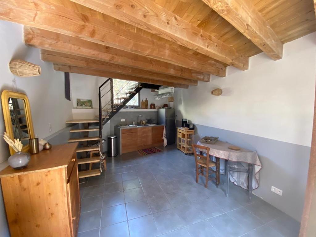 Collias, jolie maison de village typique + parking - Housity