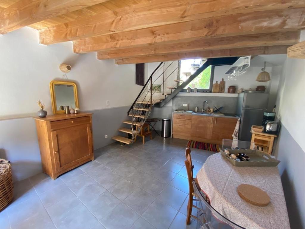 Collias, jolie maison de village typique + parking - Housity