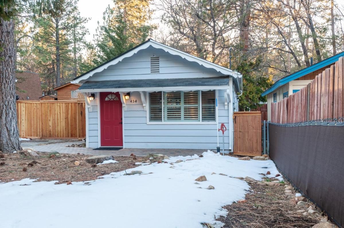 Remodeled mountain cabin with hot tub, patio, fire pit and grill - Housity