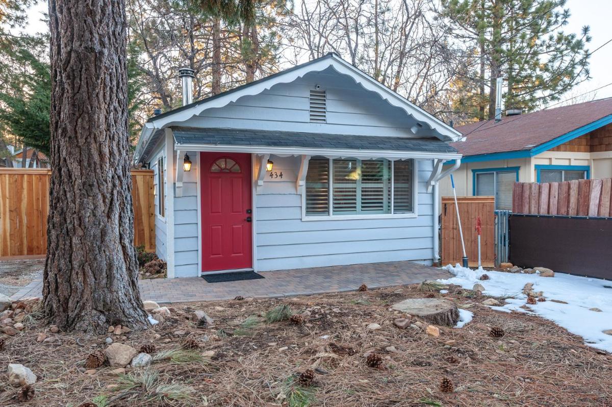 Remodeled mountain cabin with hot tub, patio, fire pit and grill - Housity