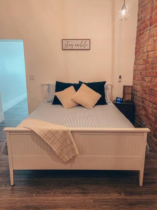 Shores of Erie Hideaway (Single Level Studio Apartment) - Housity