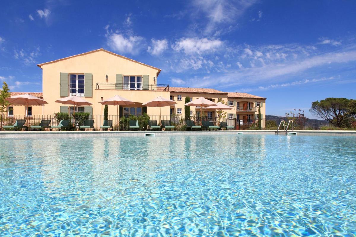 une grande piscine devant un immeuble dans l'établissement Le Domaine de Saint Endreol Golf & Spa Resort, à La Motte