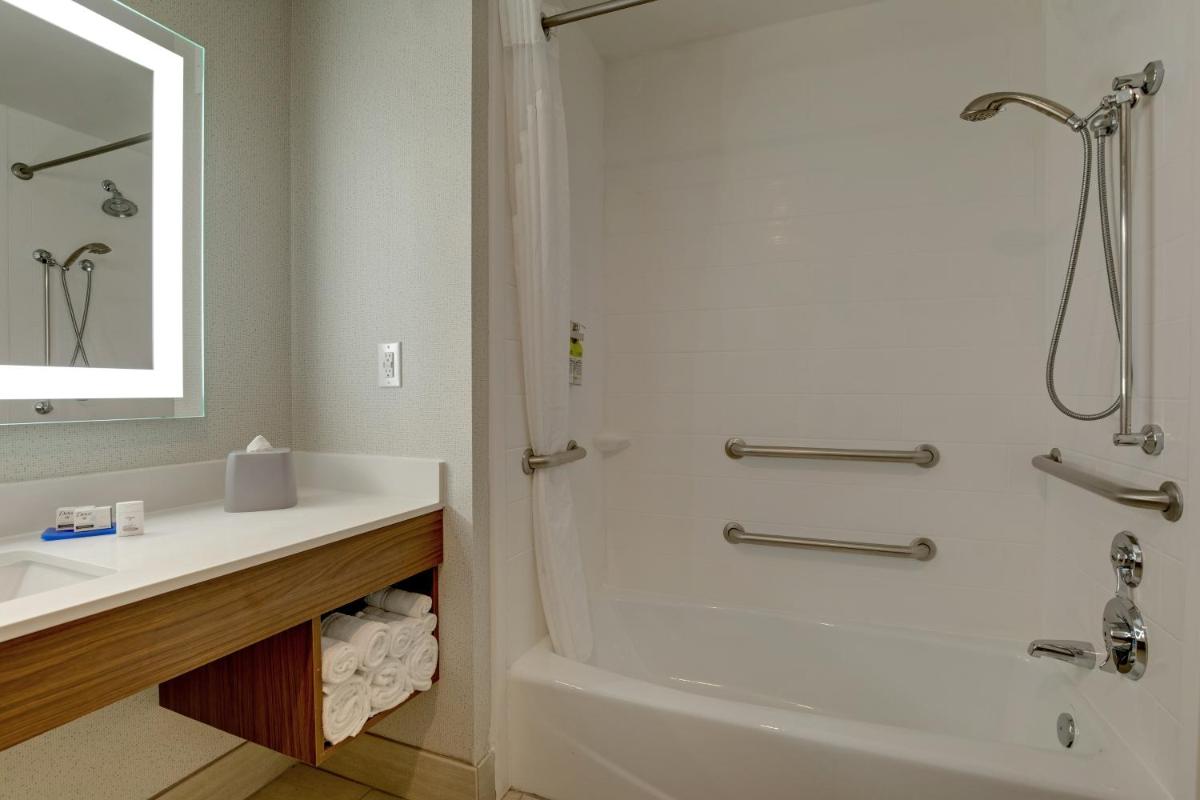 Holiday Inn Express Nashville-Opryland by IHG - Housity