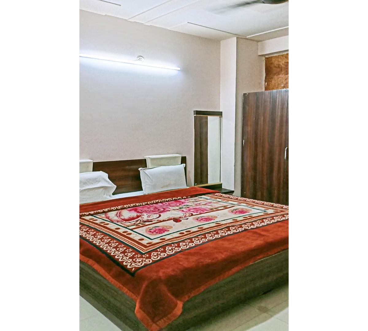 Hotel 7 Spices Restaurant & Banquet By WB Inn - Housity