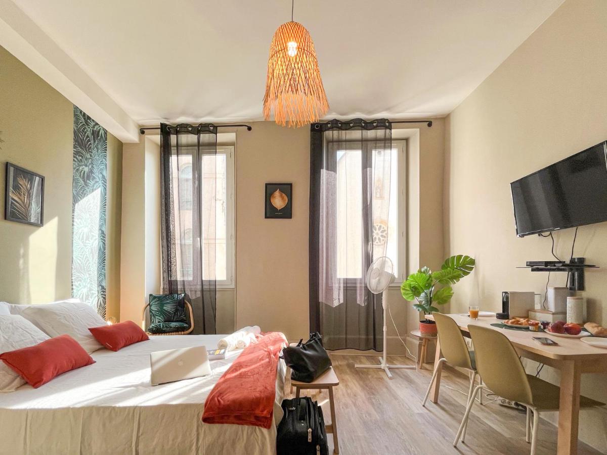 Suitetrails - VilleneuveCityStay - Tropical & Studio Chic