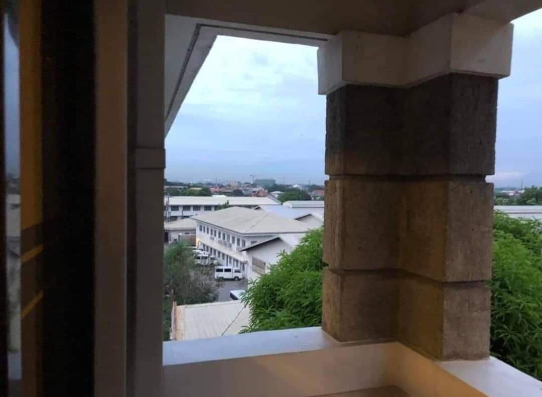 Spacious and lovely 2br condo near NAIA - Hizvo
