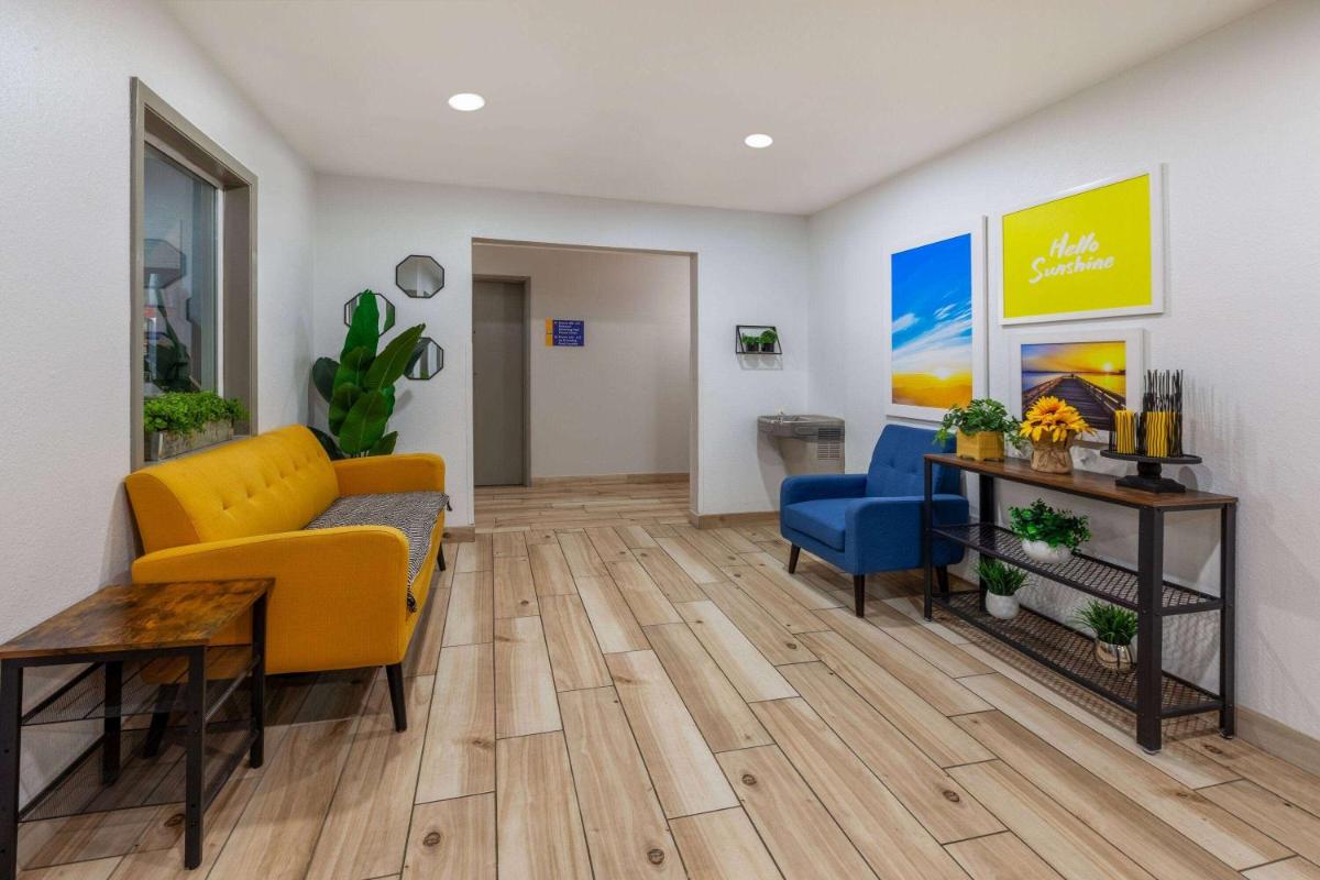 Days Inn by Wyndham Racine/Sturtevant - Housity