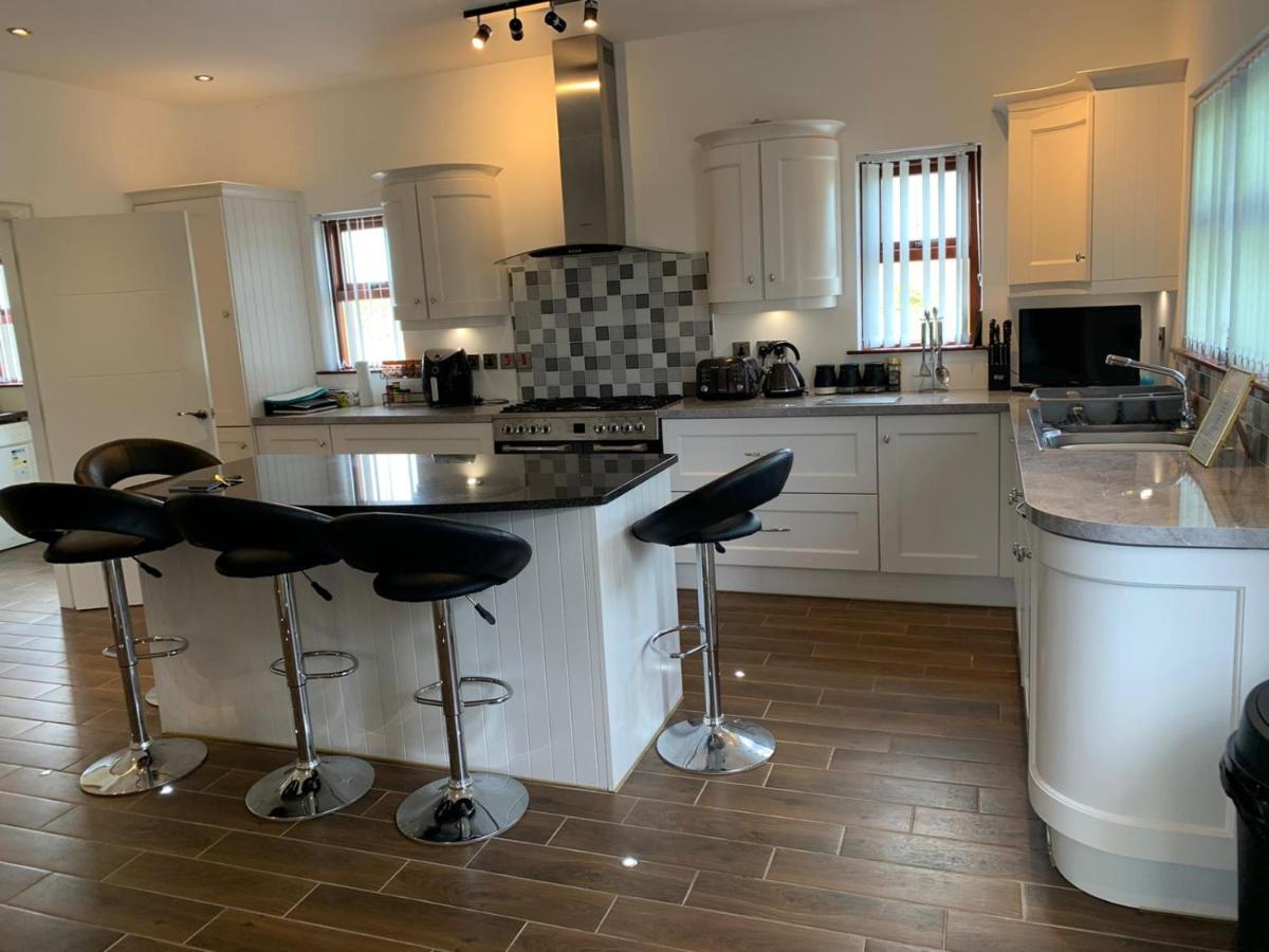 3 bedroom detached bungalow - Housity