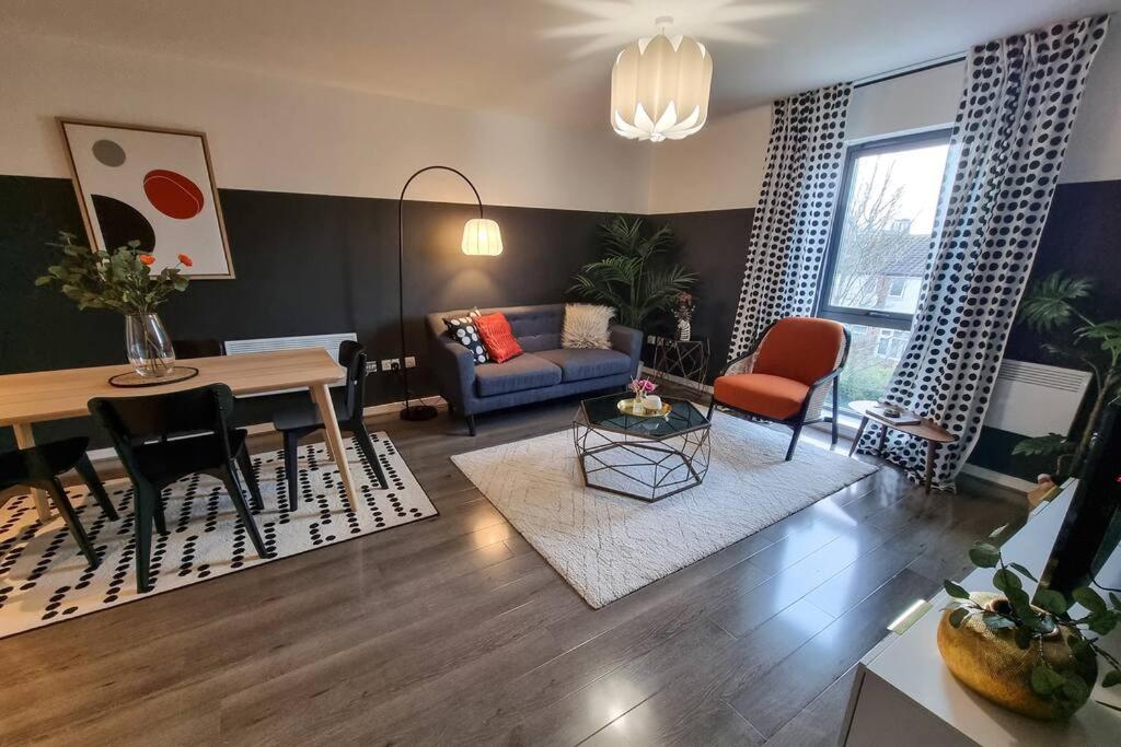 Couples Retreat / Workers Paradise + Free Parking - Housity