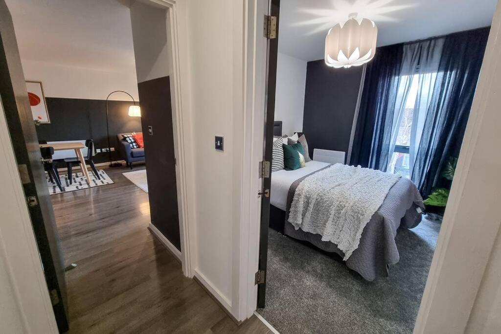 Couples Retreat / Workers Paradise + Free Parking - Housity