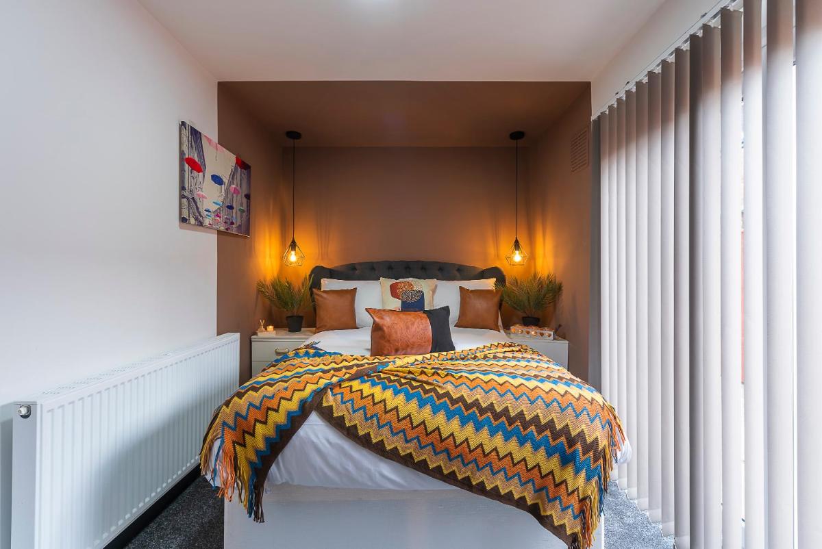 Vibrant Funkily Decorated 2 Bedroom 4 Beds Central Location - Housity